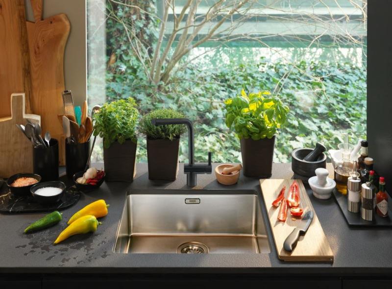 Franke solid stainless steel kitchen tap Atlas Neo swivel spout brushed matt black 115.0666.435