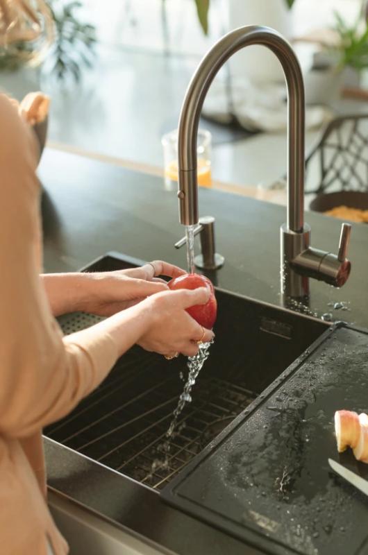 Franke Kitchen tap Eos Neo with spout pull-out spray head pvd gun metal 115.0638.865