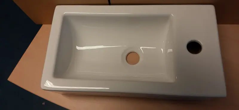 OUTLET Blusani Flow Fountain, glossy white ceramic, right-facing, 45x26x13cm