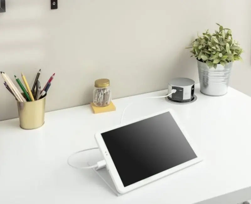 Indux Push retractable earthed silver kitchen socket for worktop with 3 outlets and 2 x USB 1208957411