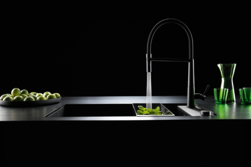 Franke Icon Single-Lever Kitchen Faucet with Flexible Hand Shower, Black 115.0690.598