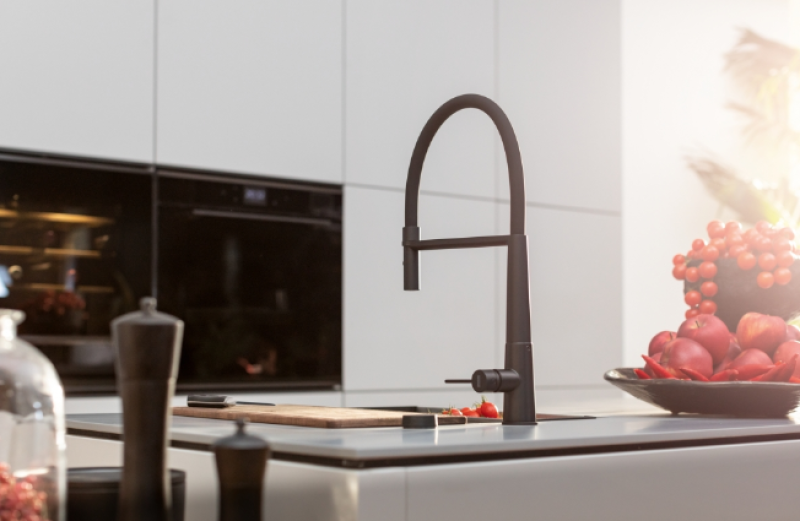 Franke Icon Single-Lever Kitchen Faucet with Flexible Hand Shower, Black 115.0690.598